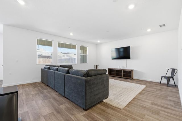 997 Pioneer Drive W, Madera, CA 93636