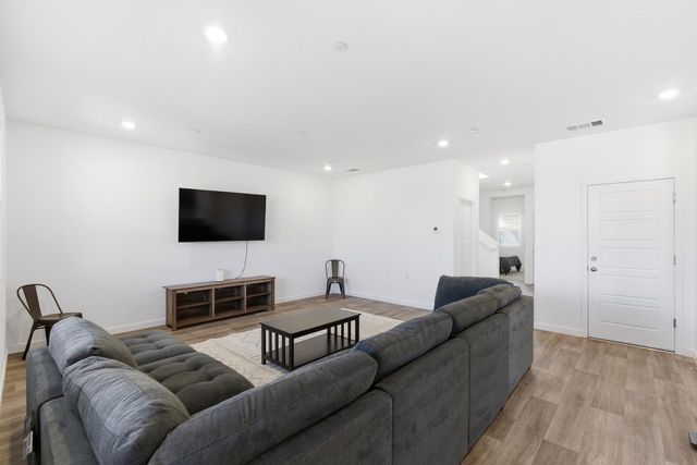 997 Pioneer Drive W, Madera, CA 93636