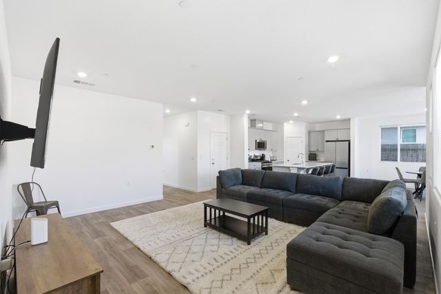 997 Pioneer Drive W, Madera, CA 93636