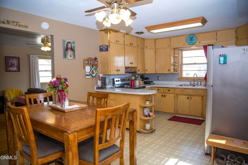 228 S Main Avenue S, Dickinson, ND 58601 photo 2