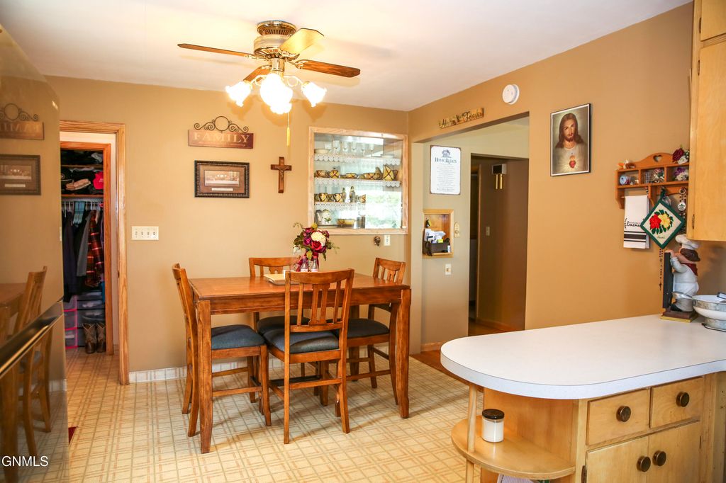 228 S Main Avenue S, Dickinson, ND 58601 photo 3