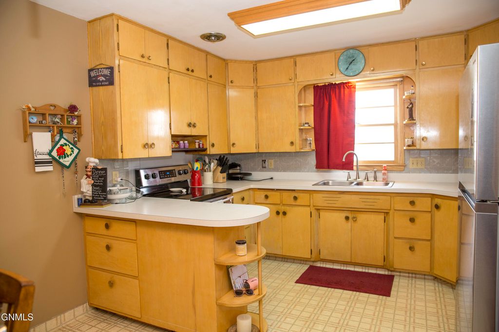 228 S Main Avenue S, Dickinson, ND 58601 photo 4