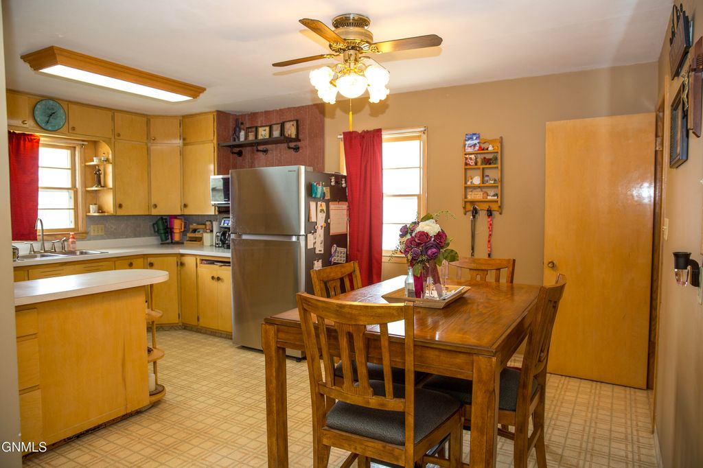 228 S Main Avenue S, Dickinson, ND 58601 photo 5