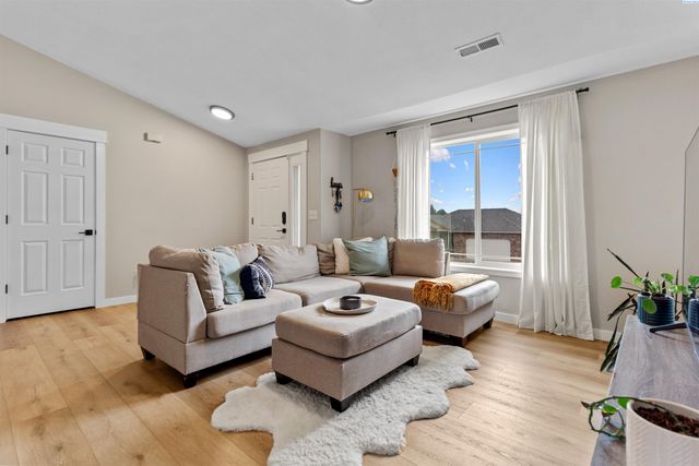 3711 Desert Plateau Dr, Pasco, WA 99301