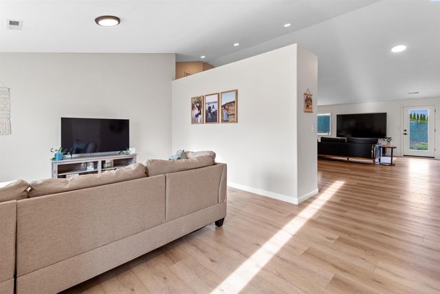 3711 Desert Plateau Dr, Pasco, WA 99301