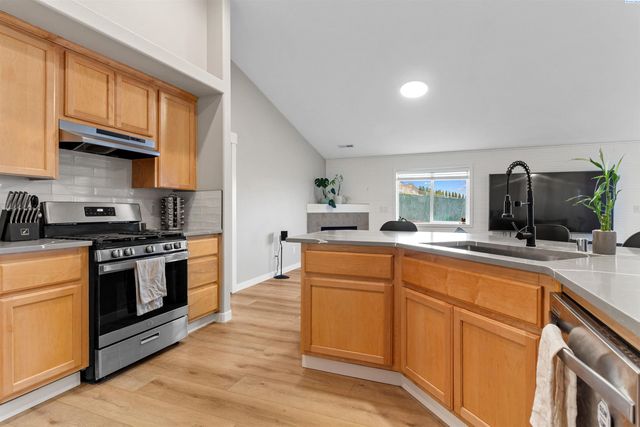 3711 Desert Plateau Dr, Pasco, WA 99301