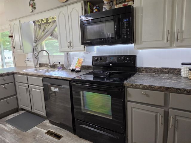 27853 Burmax Park, Dowagiac, MI 49047