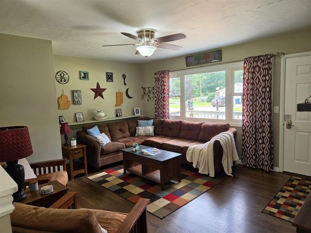 27853 Burmax Park, Dowagiac, MI 49047
