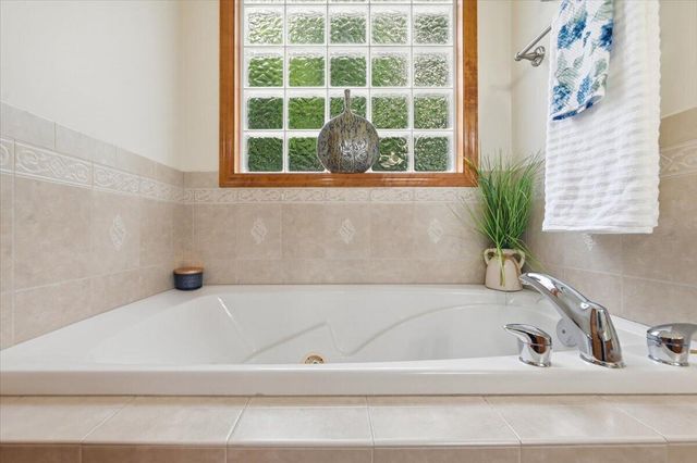 1518 SKYLINE Drive, Council Bluffs, IA 51503