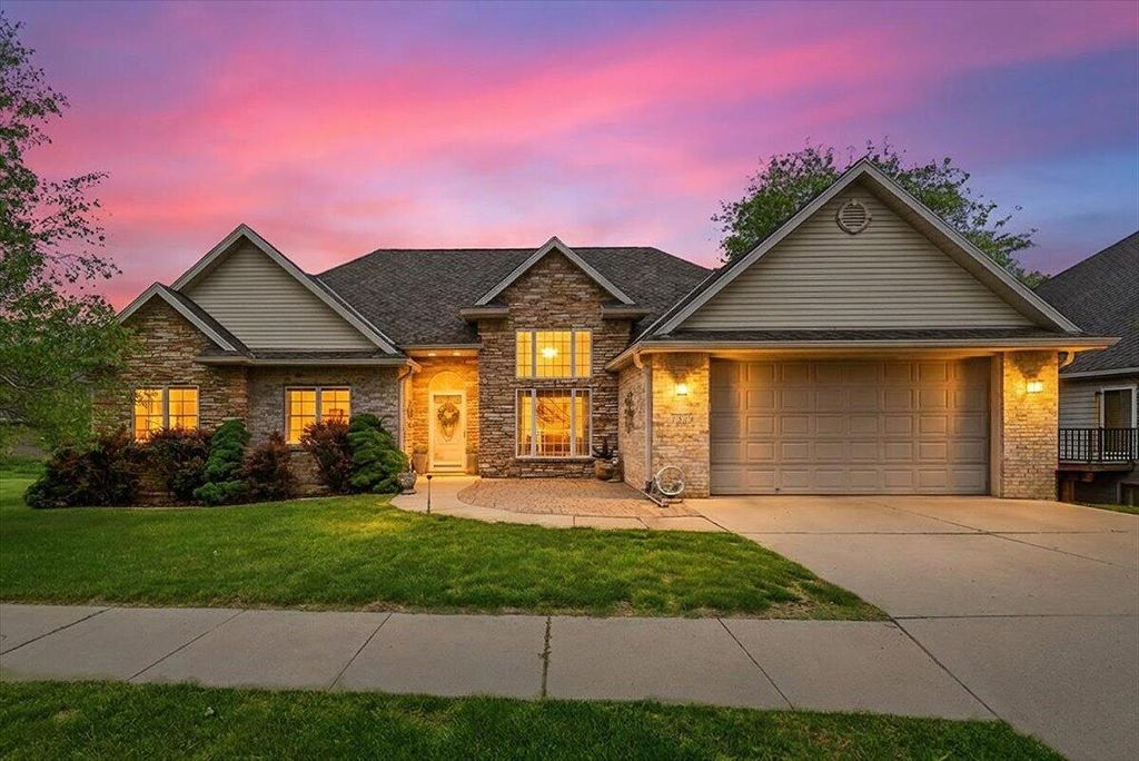 1518 SKYLINE Drive, Council Bluffs, IA 51503