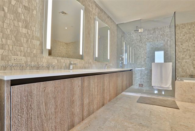 88 SW 7th St 3805, Miami, FL 33130