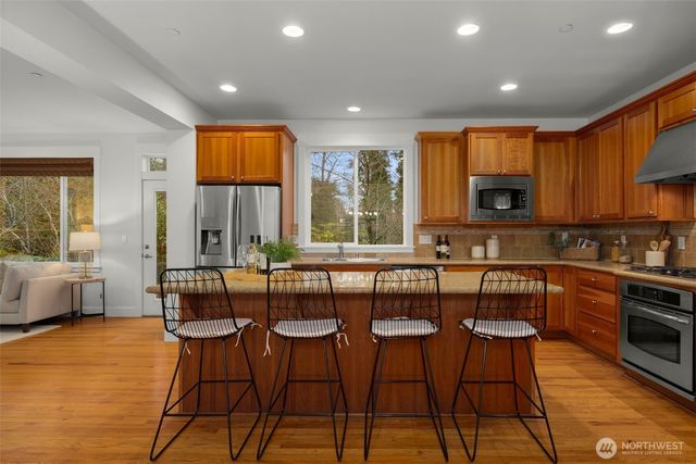 1717 100th Avenue NE, Bellevue, WA 98004