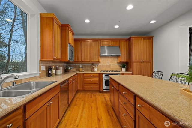 1717 100th Avenue NE, Bellevue, WA 98004