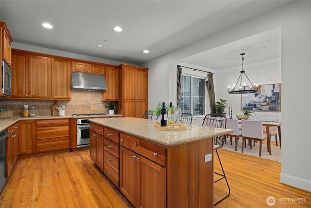 1717 100th Avenue NE, Bellevue, WA 98004