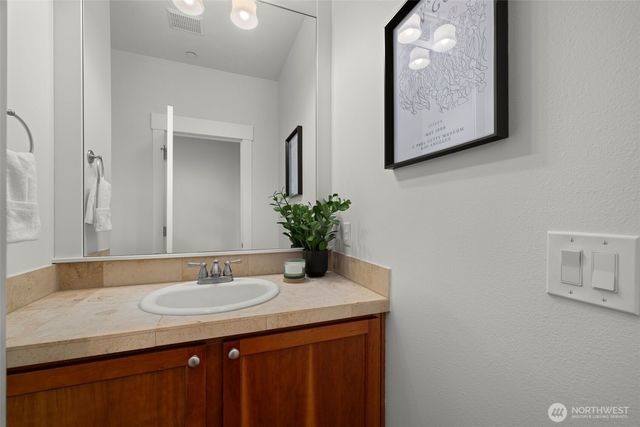 1717 100th Avenue NE, Bellevue, WA 98004