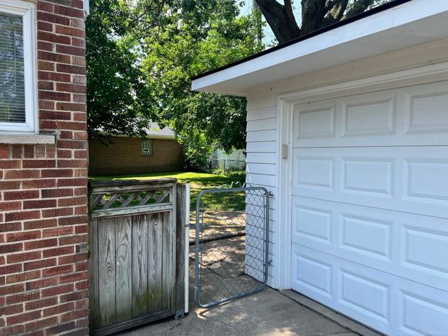 10 Shiawassee Circle, Mount Clemens, MI 48043