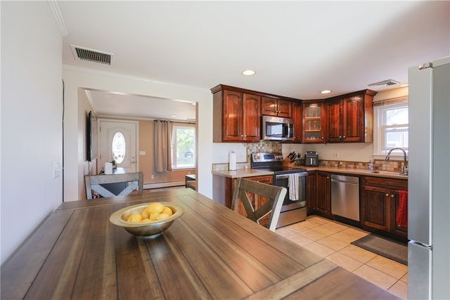 6 Scott Lane, Bristol, RI 02809