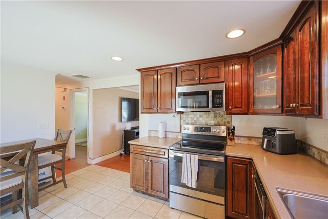 6 Scott Lane, Bristol, RI 02809