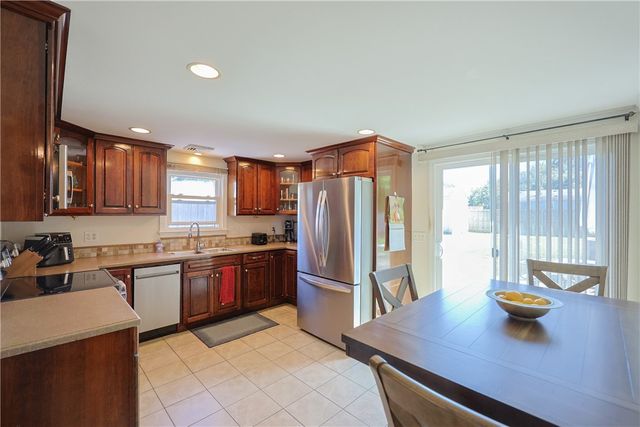 6 Scott Lane, Bristol, RI 02809