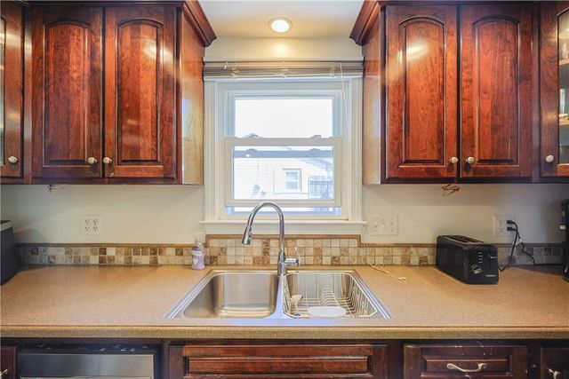 6 Scott Lane, Bristol, RI 02809