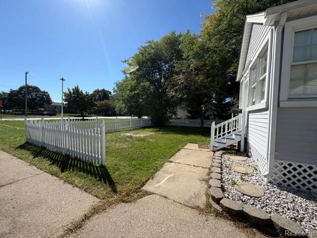 18615 Martin Road, Roseville, MI 48066