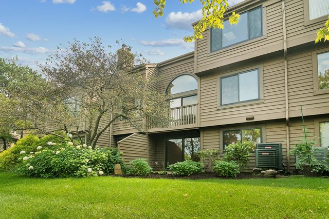 820 Golf Lane, Lake Barrington, IL 60010