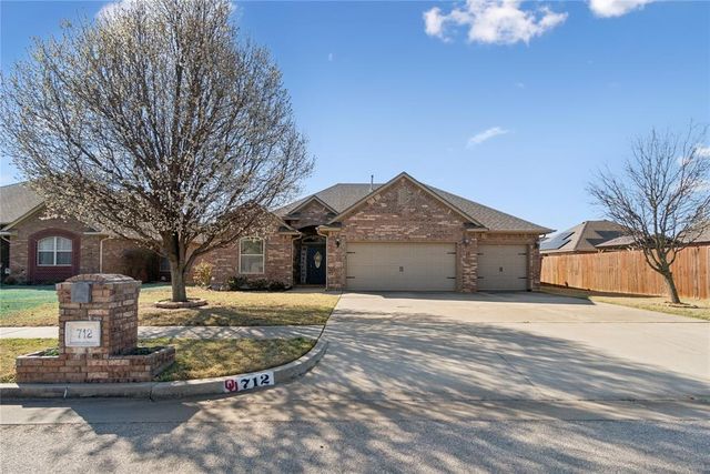 712 Woods Way, Moore, OK 73160