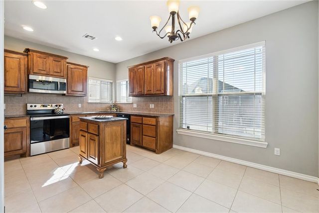 712 Woods Way, Moore, OK 73160