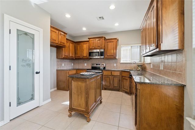 712 Woods Way, Moore, OK 73160