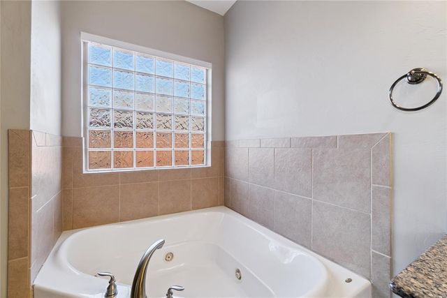 712 Woods Way, Moore, OK 73160