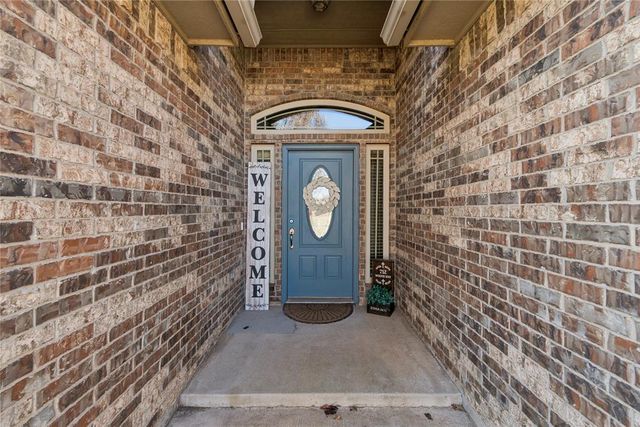 712 Woods Way, Moore, OK 73160