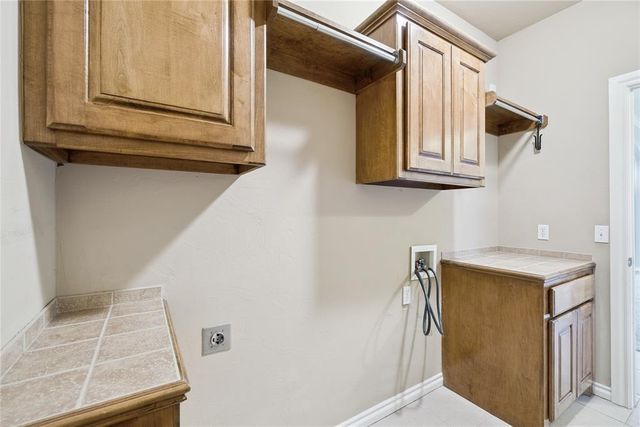 712 Woods Way, Moore, OK 73160