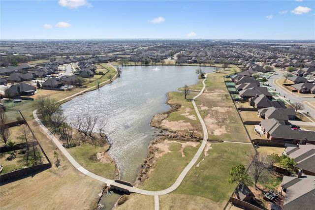 712 Woods Way, Moore, OK 73160