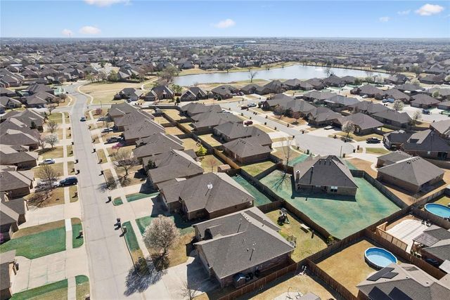 712 Woods Way, Moore, OK 73160