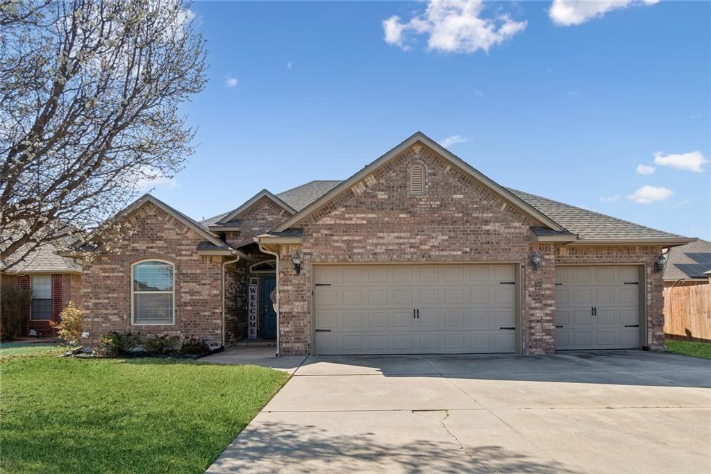 712 Woods Way, Moore, OK 73160