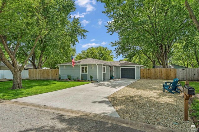 2421 Brook Lane, Manhattan, KS 66502