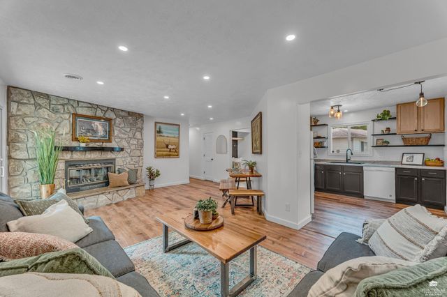 2421 Brook Lane, Manhattan, KS 66502