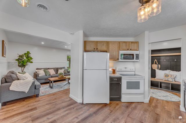 2421 Brook Lane, Manhattan, KS 66502