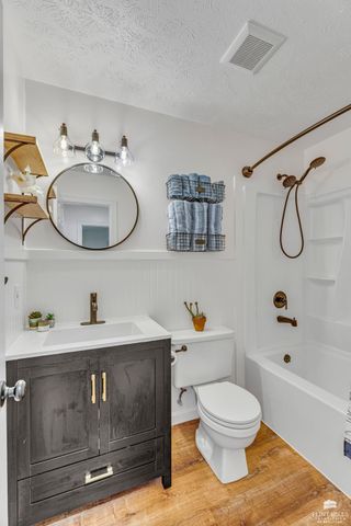 2421 Brook Lane, Manhattan, KS 66502