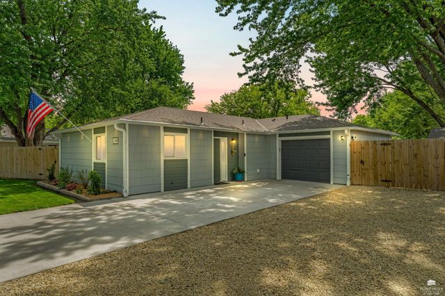 2421 Brook Lane, Manhattan, KS 66502