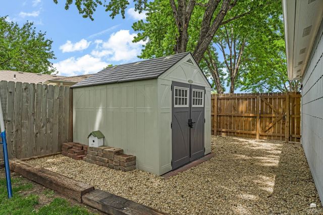 2421 Brook Lane, Manhattan, KS 66502