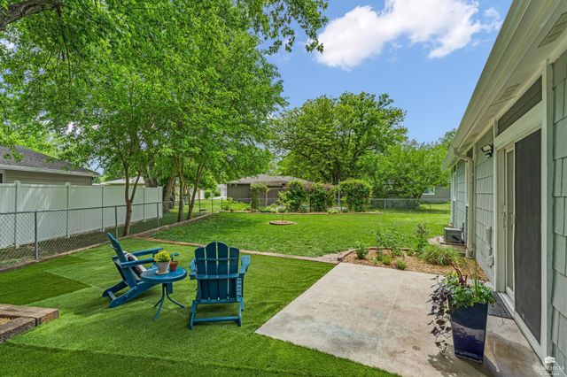 2421 Brook Lane, Manhattan, KS 66502