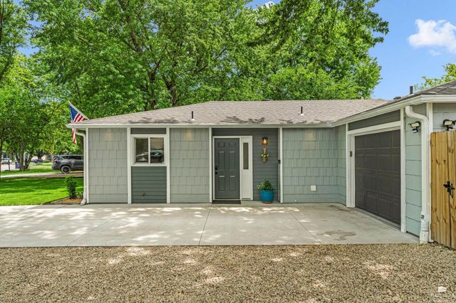 2421 Brook Lane, Manhattan, KS 66502
