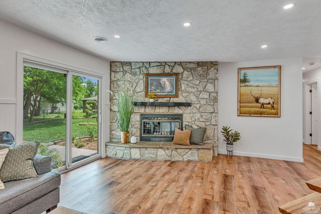 2421 Brook Lane, Manhattan, KS 66502
