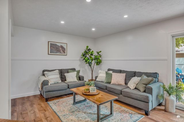 2421 Brook Lane, Manhattan, KS 66502