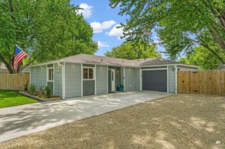 2421 Brook Lane, Manhattan, KS 66502