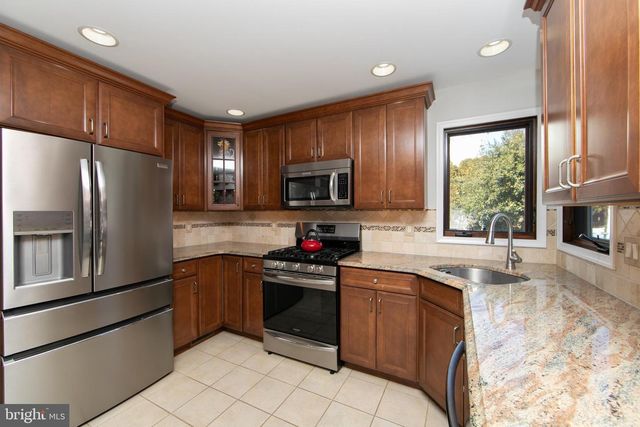 6 TEDDINGTON WAY, Mount Laurel, NJ 08054