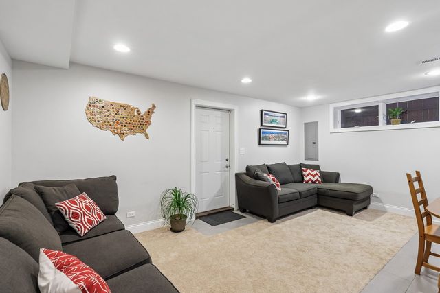 2811 N 75th Avenue, Elmwood Park, IL 60707