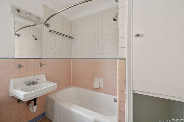 515 E Olmos Dr Apt 2, Olmos Park, TX 78212