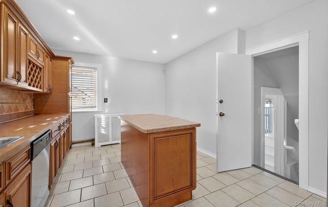 132 S Terrace Place, Valley Stream, NY 11580